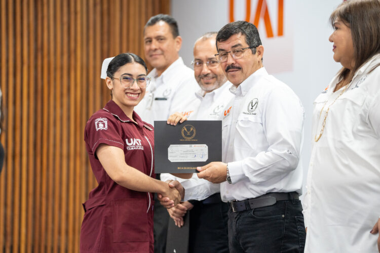 Reconoce la UAT excelencia académica con la entrega de más de 600 becas y estímulos educativos