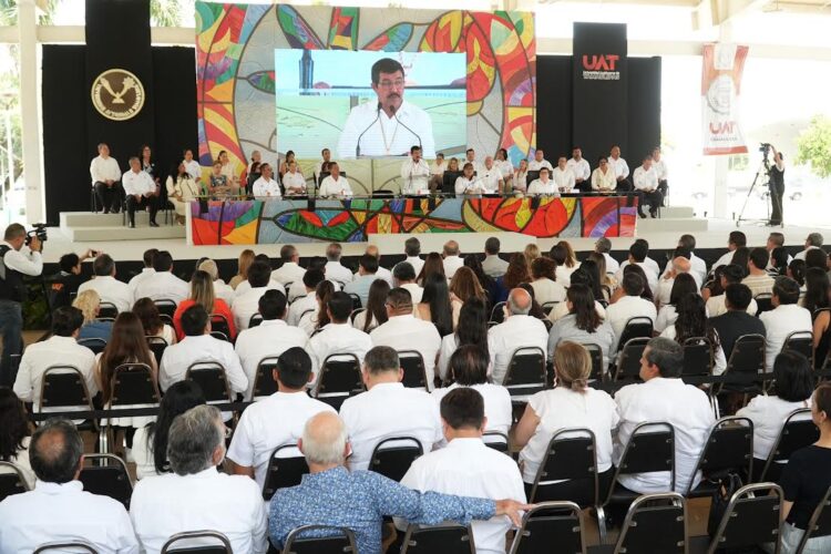 La UAT reconoce en homenaje solemne la trayectoria de 215 de sus docentes