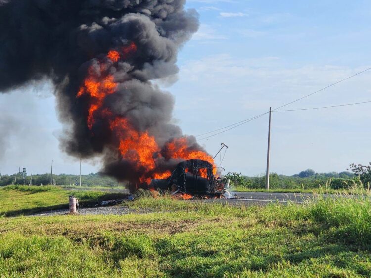 La GE reporta incendio total de tractocamión en carretera Victoria-Zaragoza; no hubo lesionados
