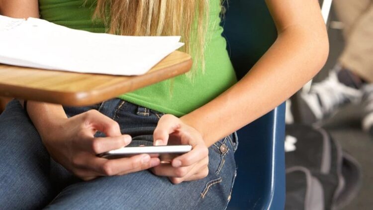 La Asociación Nacional de Padres de Familia se pronuncia por prohibir uso de celulares en escuelas