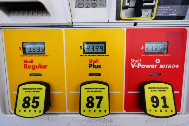Donald Trump ‘ignora’ por qué los precios de la gasolina no bajan y ordena ‘investigar’ las razones