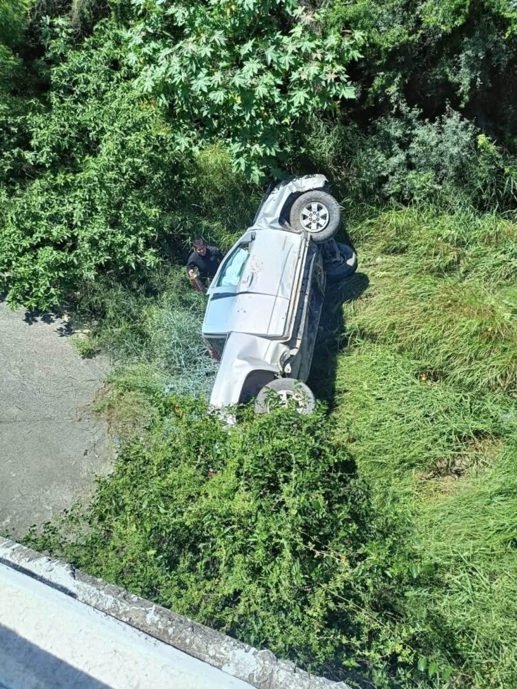 La GE auxilia a conductor lesionado que se salió de la carretera en el municipio de Padilla