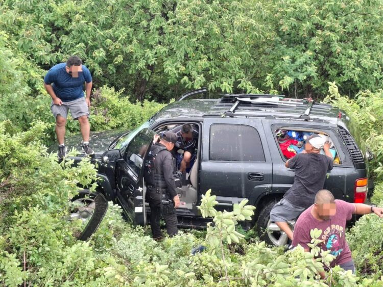 Un adulto y un menor salvan la vida tras caer a un barranco con todo y vehículo en tramo Victoria-Llera