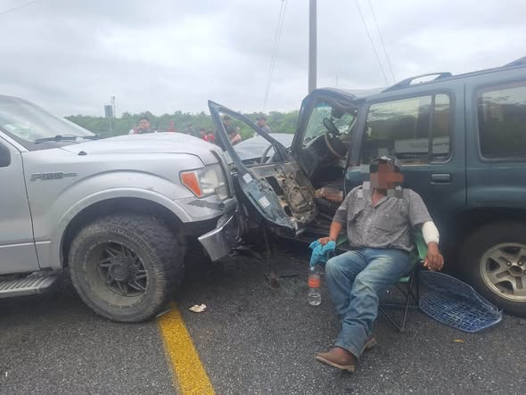 Choque entre Ford F-150 y Ford Explorer deja varios lesionados e interrumpe tráfico en tramo Victoria-Llera
