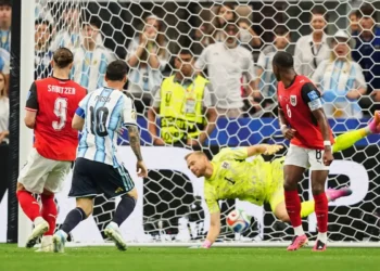 Lionel Messi falla un penalti pero anota 2 goles con lo que Argentina vence 2-0 a Austria