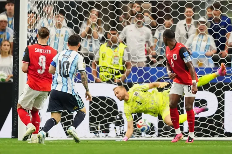 Lionel Messi falla un penalti pero anota 2 goles con lo que Argentina vence 2-0 a Austria