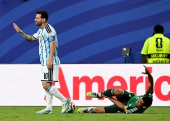 Selección de Argelia presenta queja ante la FIFA por ‘error’ arbitral tras falta de Messi contra Mandi