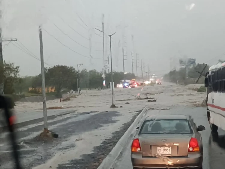 Torrenciales lluvias provocan inundaciones, lesionados y cancelación de Fan Fest en Nuevo León
