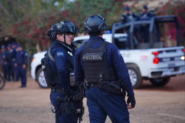 Detienen a 8 policías de un municipio de Michoacán por presunto narcomenudeo y cohecho