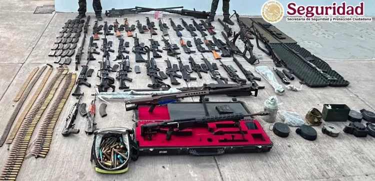 Usando aeronaves el Gabinete de Seguridad asegura potente arsenal, avioneta, autos y droga en Sinaloa y  BC