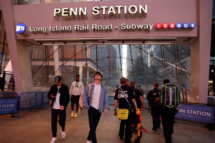 Siguen los ataques en EU: Apuñalamientos en estación de Nueva York dejan cinco heridos