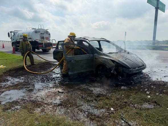 El fuego consumió un vehículo en el tramo carretero Victoria-Matamoros sin víctimas que lamentar