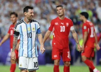 Con el presidente de la AFA en un palco, investigado por el FBI, Argentina gana con apuros 3-1 a Suiza