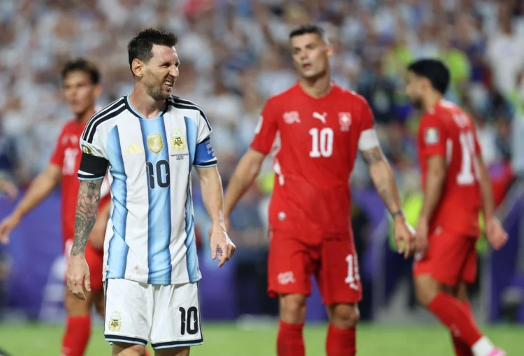 Con el presidente de la AFA en un palco, investigado por el FBI, Argentina gana con apuros 3-1 a Suiza