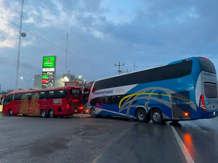 Choque de autobuses provocó cierre de carril en tramo carretero Manuel-González