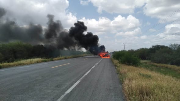Vehículo incendiado interrumpió en ambos sentidos la circulación en área de Jiménez