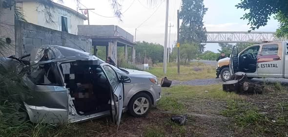 El conductor de un Chevrolet Aveo perdió la vida al estrellarse con un muro cerca de Güémez