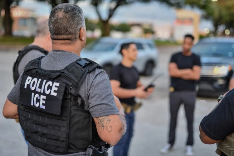 Tras victimar a 2 migrantes, uno mexicano, ordenan al ICE suspender inmediatamente controles de tráfico