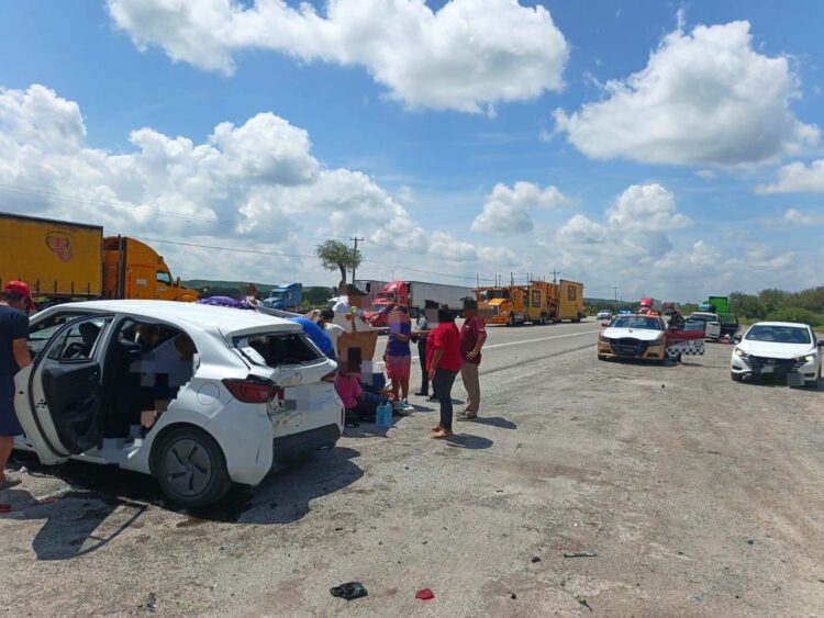 Choque entre un tráiler y vehículo particular deja 5 lesionados como saldo preliminar en área de Llera