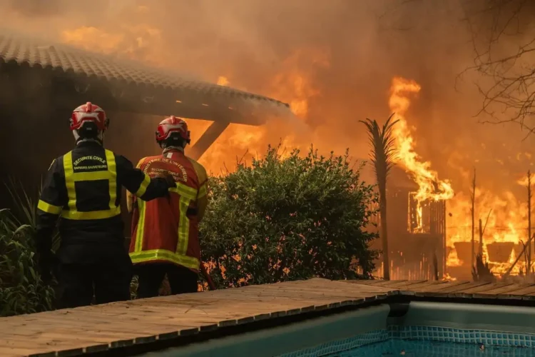 Evacúan más de 280 mil personas en España y Francia por incendios forestales sin control; hay 1 muerto en Valencia