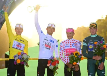 El mexicano Isaac del Toro hace historia en París: Sube al podio del Tour de Francia en el tercer lugar