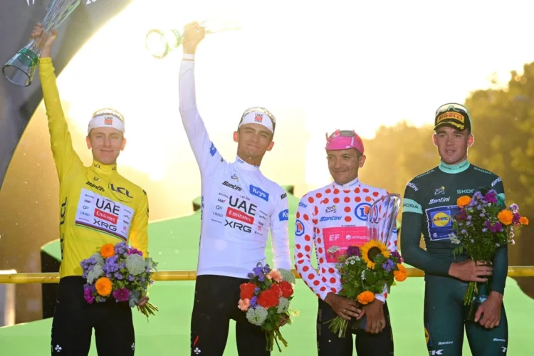 El mexicano Isaac del Toro hace historia en París: Sube al podio del Tour de Francia en el tercer lugar