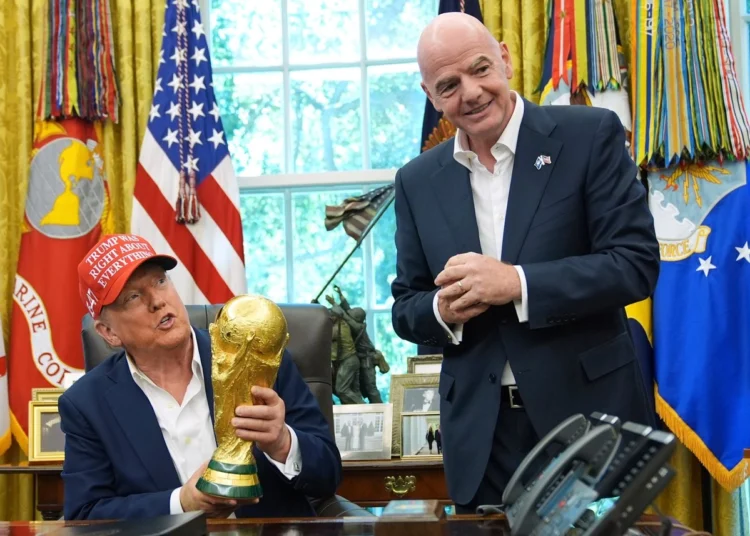 Eurodiputados y técnicos europeos exigen renuncia de Infantino a la FIFA; lo ven como empleado de Trump