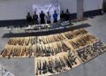 Autoridades Federales detienen a tres personas y aseguran 210 armas de fuego ocultas en semirremolques