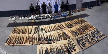 Autoridades Federales detienen a tres personas y aseguran 210 armas de fuego ocultas en semirremolques
