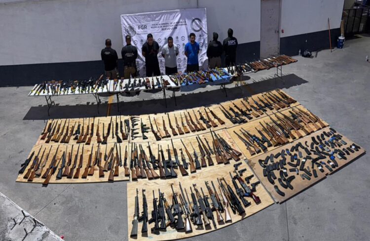 Autoridades Federales detienen a tres personas y aseguran 210 armas de fuego ocultas en semirremolques