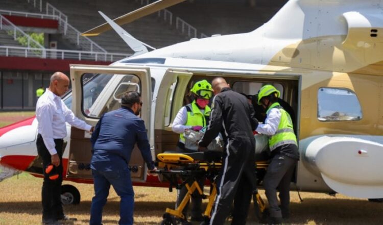 Trasladan al Hospital Infantil de Victoria en ambulancia aérea a niño gravemente lesionado en accidente