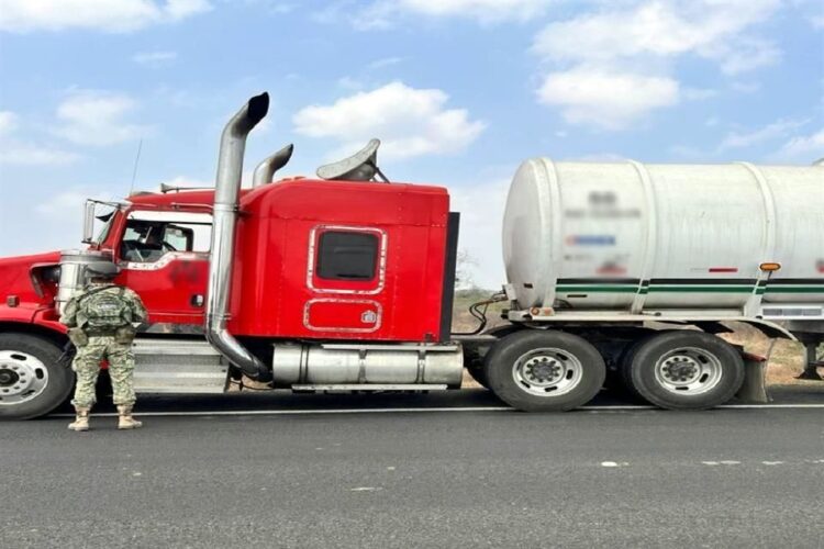 Aseguran 68 mil litros de hidrocarburo, dos hienas y dinero en 8 inmuebles de Altamira; hay un detenido