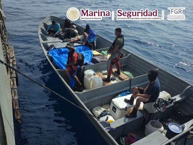 Potente golpe al narco: Semar decomisa lanchas con 4.4 toneladas de cocaína en Chiapas y Oaxaca; caen 16 pistoleros