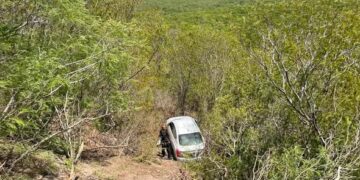 La GE auxilia a conductor que cayó a un barranco con todo y vehículo en tramo Llera-Victoria