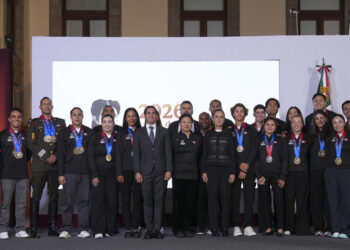 Sheinbaum anuncia aumento de becas para deportistas tras récord histórico en Santo Domingo 2026