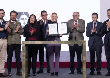 Sheinbaum firma decreto para creación de 12 mil 750 consultorios del Servicio Universal de Salud