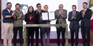 Sheinbaum firma decreto para creación de 12 mil 750 consultorios del Servicio Universal de Salud