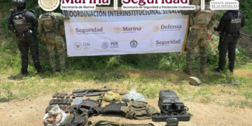 Autoridades aseguran armamento, munición, artefactos explosivos y presunta droga en Sinaloa