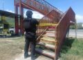 La GE asegura zona de puente peatonal dañado por impacto de un tráiler en Villagrán