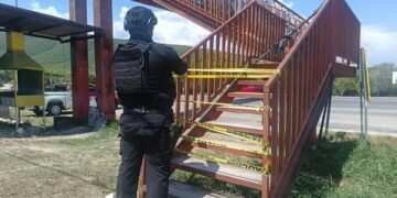 La GE asegura zona de puente peatonal dañado por impacto de un tráiler en Villagrán