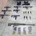 Aseguran arsenal, ponchallantas, chalecos balísticos y 2 vehículos en colonia de Ciudad Mier