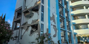 Un sismo de magnitud 7.7 sacude costa de Indonesia; reportan edificios dañados y emiten alerta de tsunami