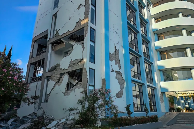 Un sismo de magnitud 7.7 sacude costa de Indonesia; reportan edificios dañados y emiten alerta de tsunami