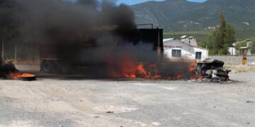 La Guardia Estatal atiende incendio de un tractocamión en un parador cercano a Tula