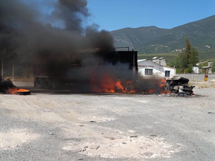 La Guardia Estatal atiende incendio de un tractocamión en un parador cercano a Tula
