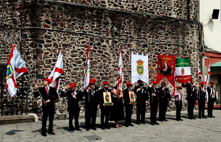 Grupo de ultraderecha que proclama sumisión a la conquista española se reúne en Cdmx pese a cancelación previa