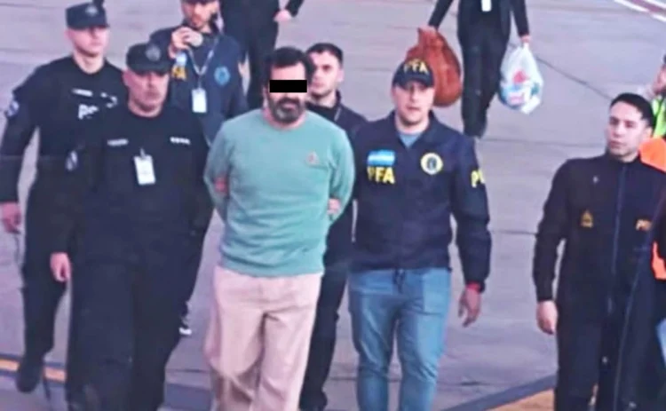 Titulares de Semar presentaron denuncias sobre huachicol fiscal del ex contralmirante Fernando Farías: Sheinbaum