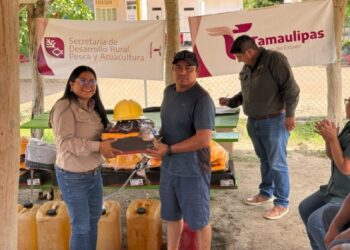Entregan equipo de protección a combatientes del municipio de Llera 