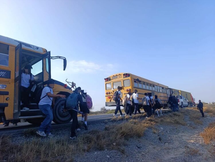 La GE salvaguarda integridad de 60 estudiantes del CBTA 117 cuyo bus escolar quedó varado cerca de Tula