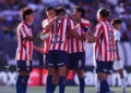 Chivas de Guadalajara gana 3-0 al Atlético de San Luis y escala al segundo lugar de la Liga MX